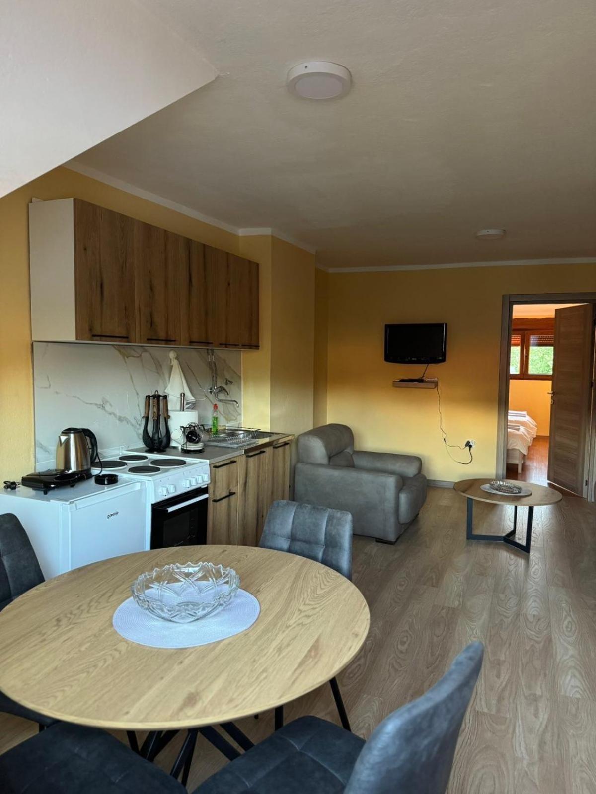 Apartmani Bulevar Cetinje Eksteriør bilde
